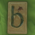 bézs-zöld házszám "b"