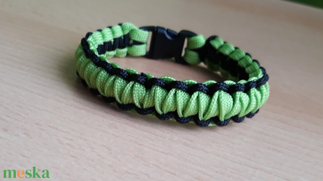 Zöld-fekete paracord karkötő - ékszer - karkötő - fonott karkötő - Meska.hu