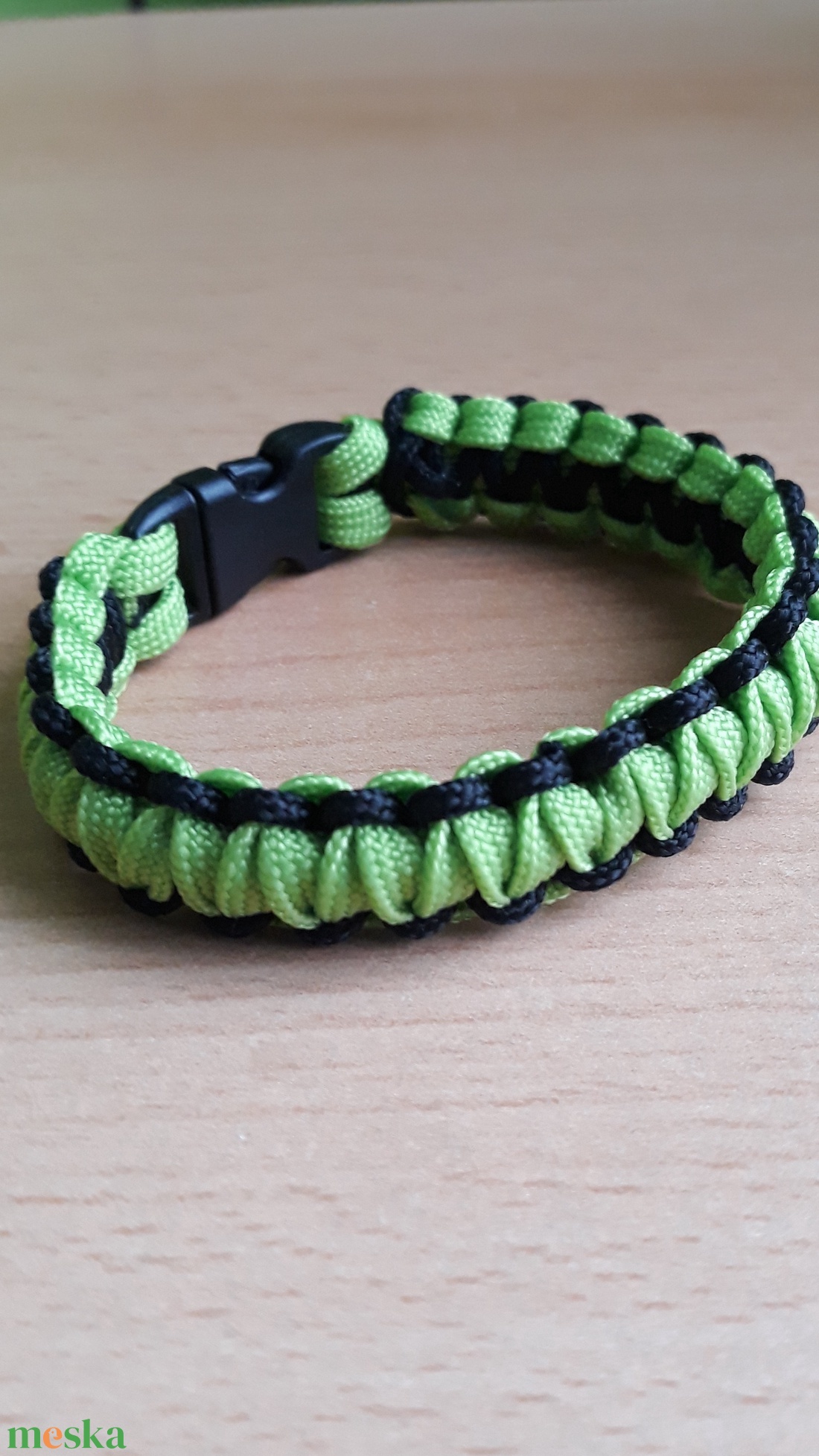 Zöld-fekete paracord karkötő - ékszer - karkötő - fonott karkötő - Meska.hu