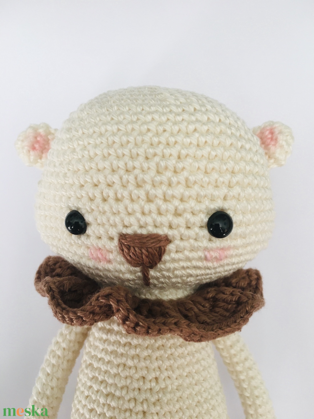 Horgolt fehér maci gallérral - Kedves mackó játék - Amigurumi maci figura - játék & sport - plüssállat & játékfigura - maci - Meska.hu