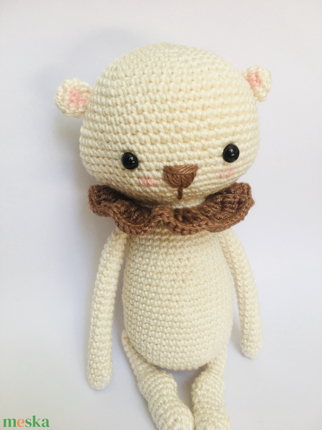 Horgolt fehér maci gallérral - Kedves mackó játék - Amigurumi maci figura - játék & sport - plüssállat & játékfigura - maci - Meska.hu