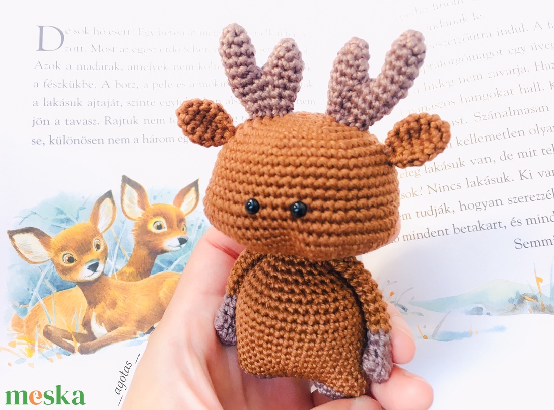 Horgolt rénszarvas pihe-puha sállal a nyakában - amigurumi szarvas fiú/lány - játék & sport - plüssállat & játékfigura - más figura - Meska.hu