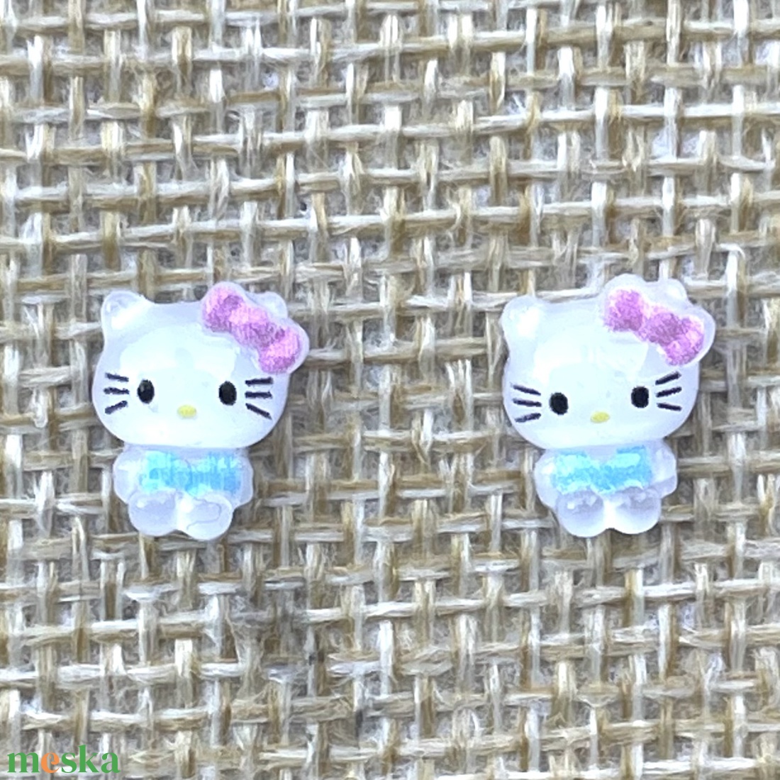 Mesefigurás Hello Kitty fülbevaló nemesacél alapon - ékszer - fülbevaló - pötty fülbevaló - Meska.hu