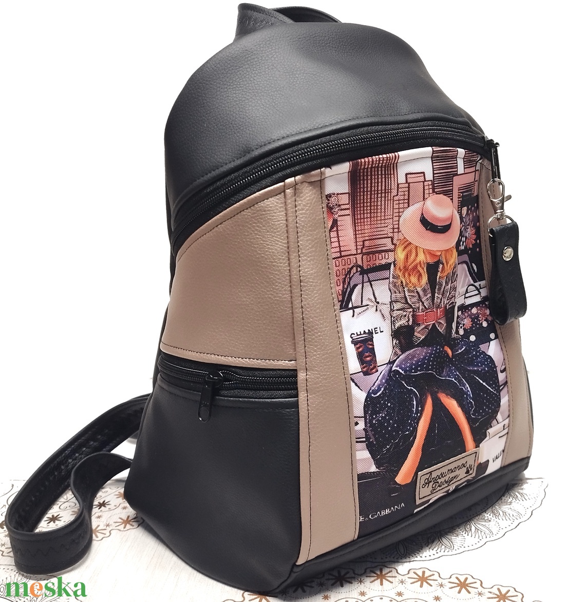 MAXIM BackPack L hátizsák - Hölgy Párizsban púder és fekete alapon textilbőr pántokkal 36x28x16 - táska & tok - hátizsák - hátizsák - Meska.hu