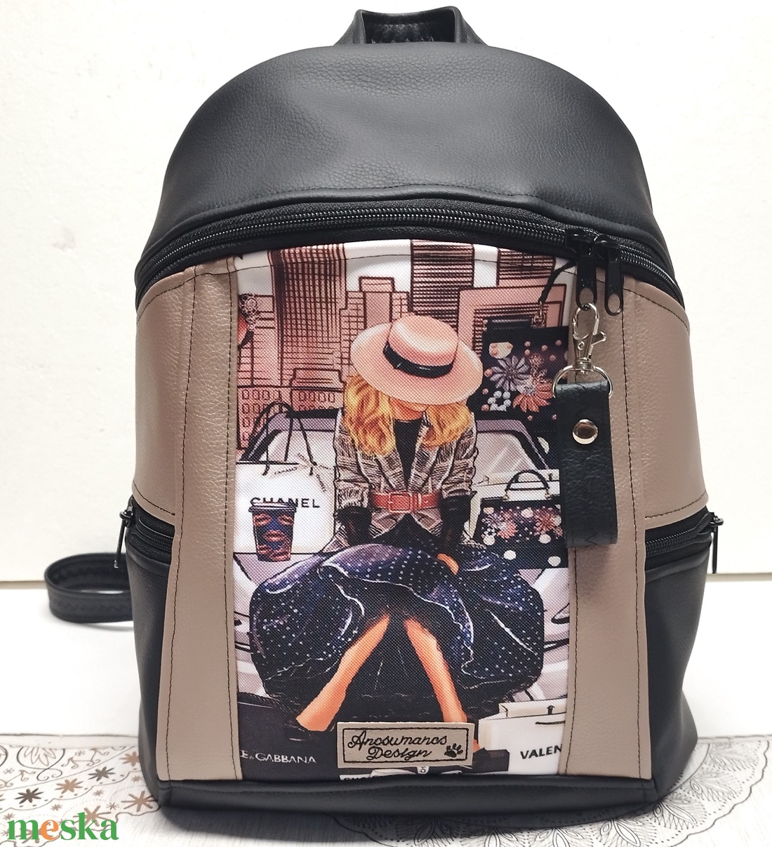 MAXIM BackPack L hátizsák - Hölgy Párizsban púder és fekete alapon textilbőr pántokkal 36x28x16 - táska & tok - hátizsák - hátizsák - Meska.hu