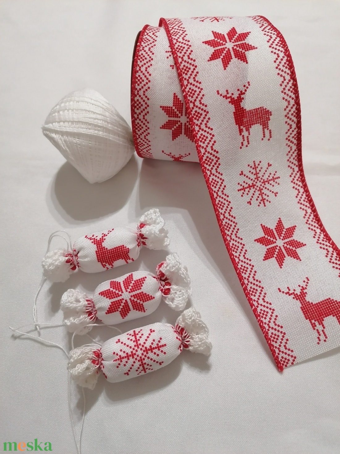 Textil szaloncukor horgolt csipkével  - karácsony - karácsonyi lakásdekoráció - karácsonyfadíszek - Meska.hu