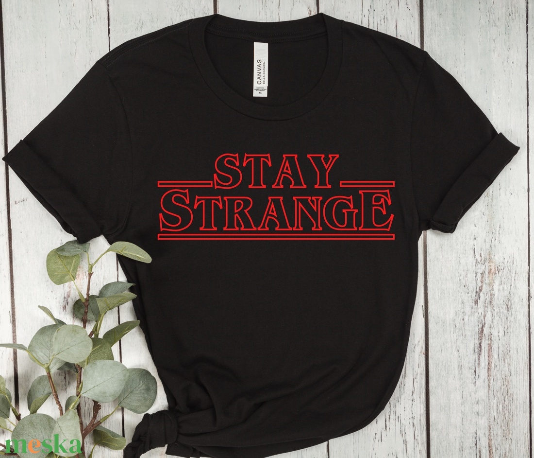 Stay Strange - Ajándék Ötlet Filmrajongóknak - Netflix Inspirációval Átitatott 'Stranger Things' Póló - ruha & divat - női ruha - póló, felső - Meska.hu