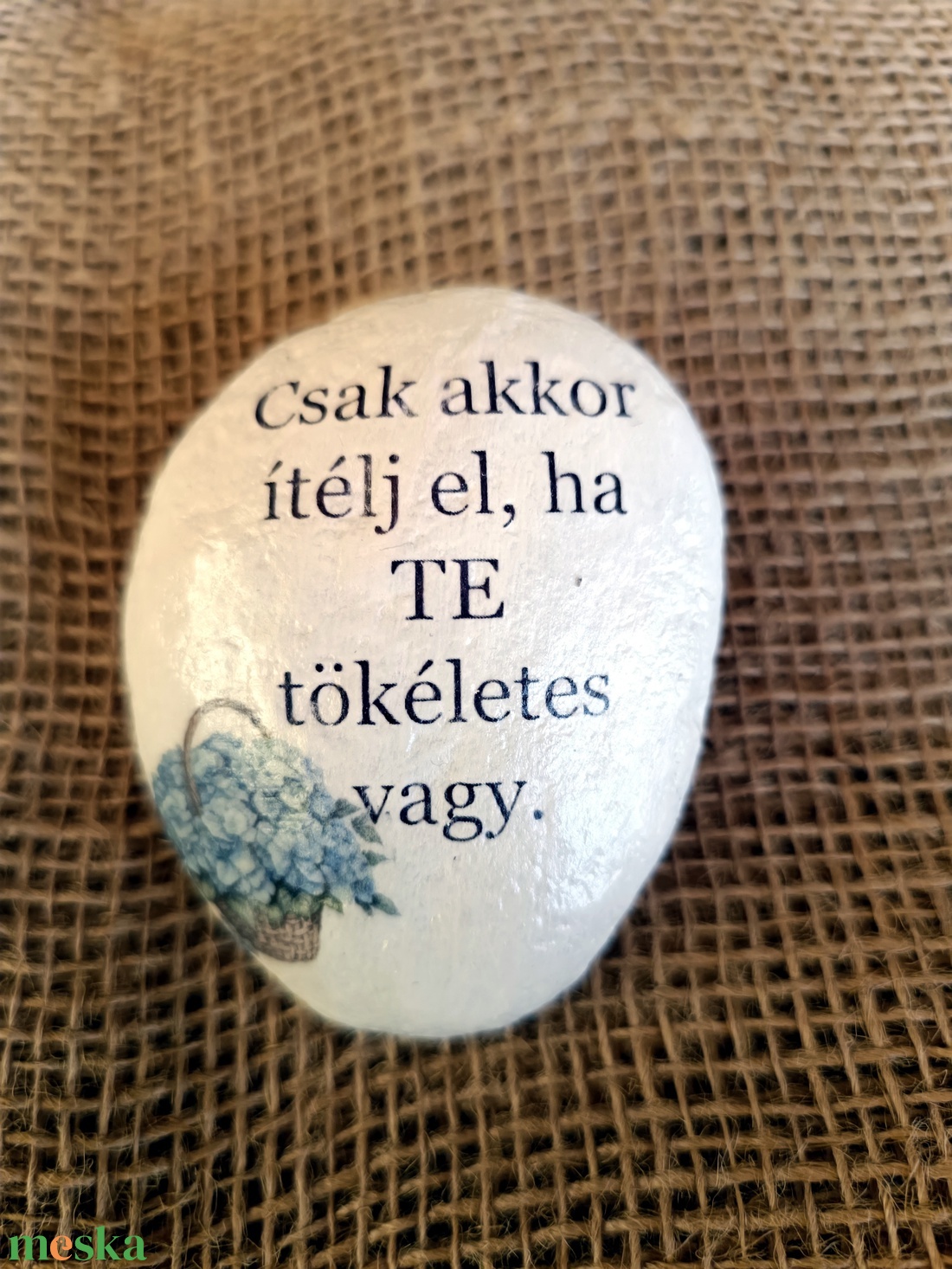 Csak akkor ítélj el,ha Te tökéletes vagy felirattal díszített festett kő. - otthon & életmód - dekoráció - asztal és polc dekoráció - kavics & kő - Meska.hu