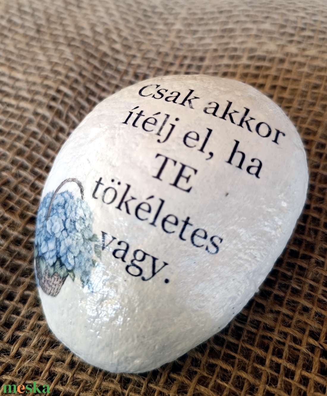 Csak akkor ítélj el,ha Te tökéletes vagy felirattal díszített festett kő. - otthon & életmód - dekoráció - asztal és polc dekoráció - kavics & kő - Meska.hu