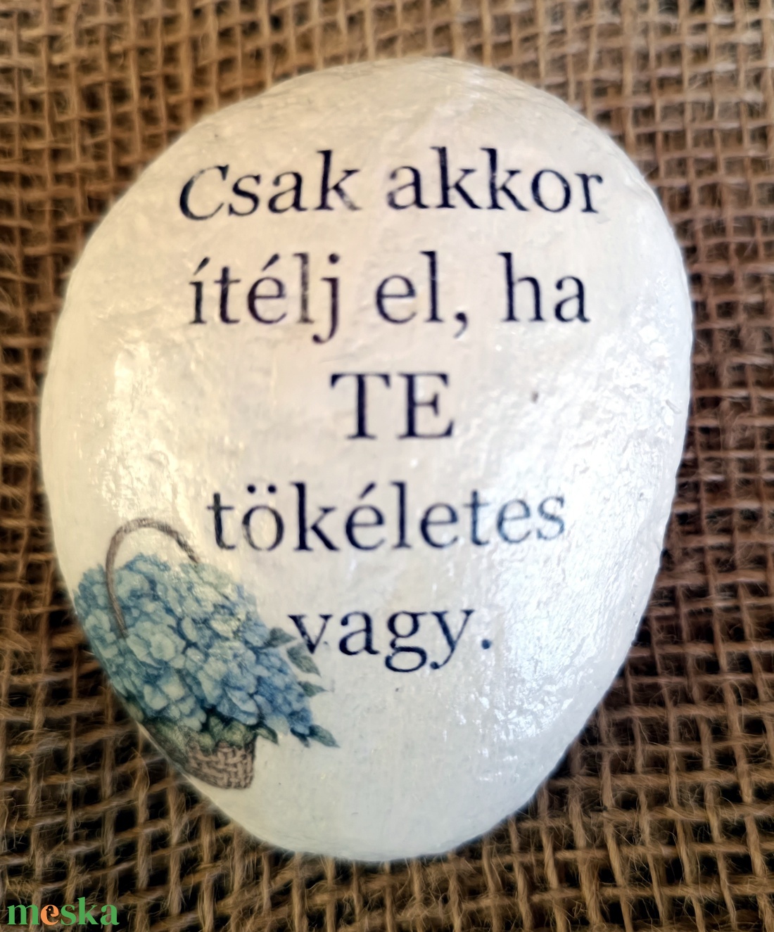 Csak akkor ítélj el,ha Te tökéletes vagy felirattal díszített festett kő. - otthon & életmód - dekoráció - asztal és polc dekoráció - kavics & kő - Meska.hu