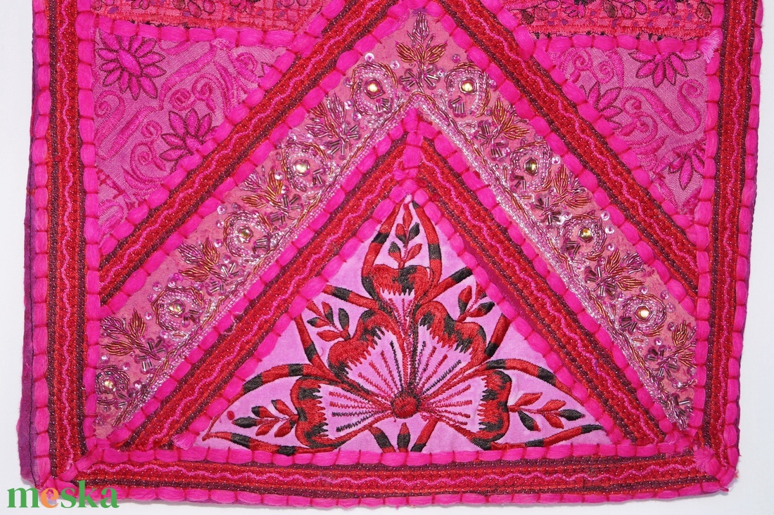 Pink, virágos indiai textilekből készült, géppel és kézzel hímzett, két oldalas, patchwork közepes méretű női kézitáska - táska & tok - kézitáska & válltáska - válltáska - Meska.hu