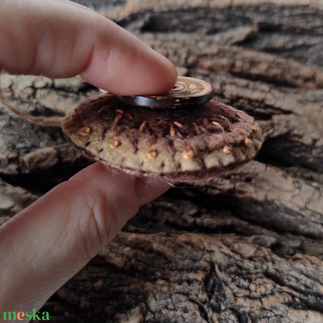 Föld mandala - hímzett gyapjúfilc mandala kulcstartó, kitűző, táska dísz, bross - ékszer - kitűző és bross - kitűző - Meska.hu