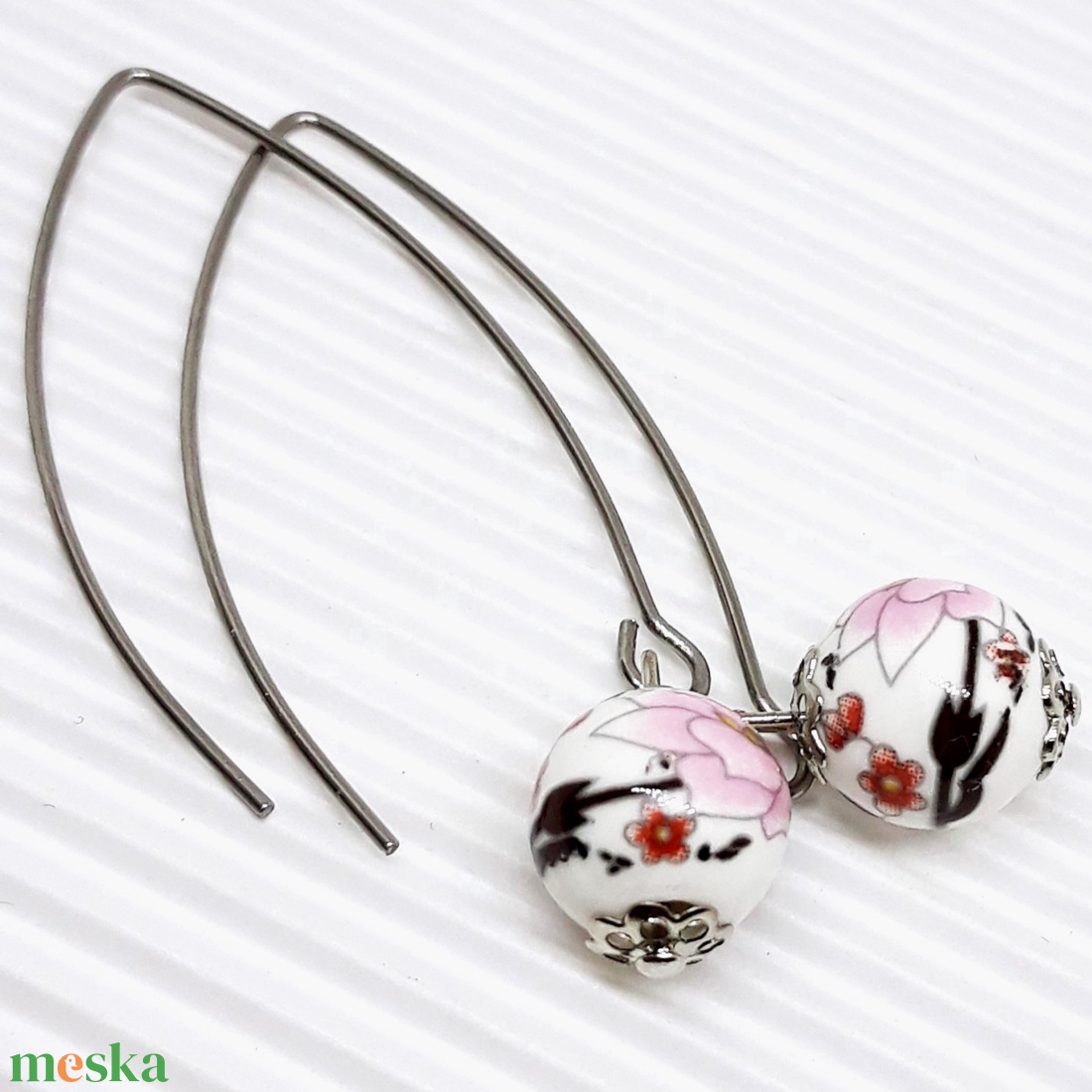 NEMESACÉL - Japán cseresznyevirág porcelán gyöngy fülbevaló stiftes bedugón, gyöngyékszer - ékszer - fülbevaló - lógó fülbevaló - Meska.hu