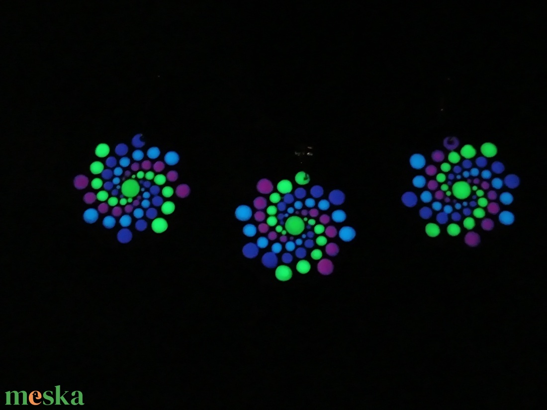 Foszforeszkáló pontozott mandalás fülbevaló (vagy ékszerszett) - Lila - ékszer - fülbevaló - lógó fülbevaló - Meska.hu