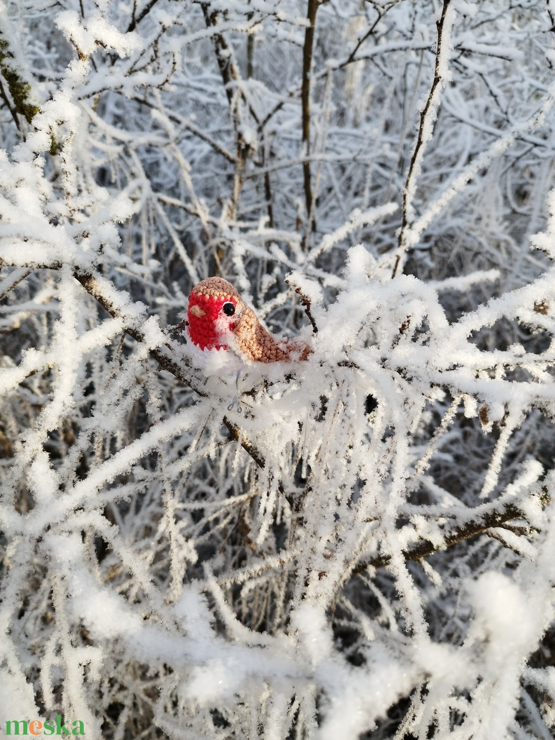 Amigurumi horgolt vörösbegy fém lábakkal - otthon & életmód - dekoráció - dísztárgy - Meska.hu