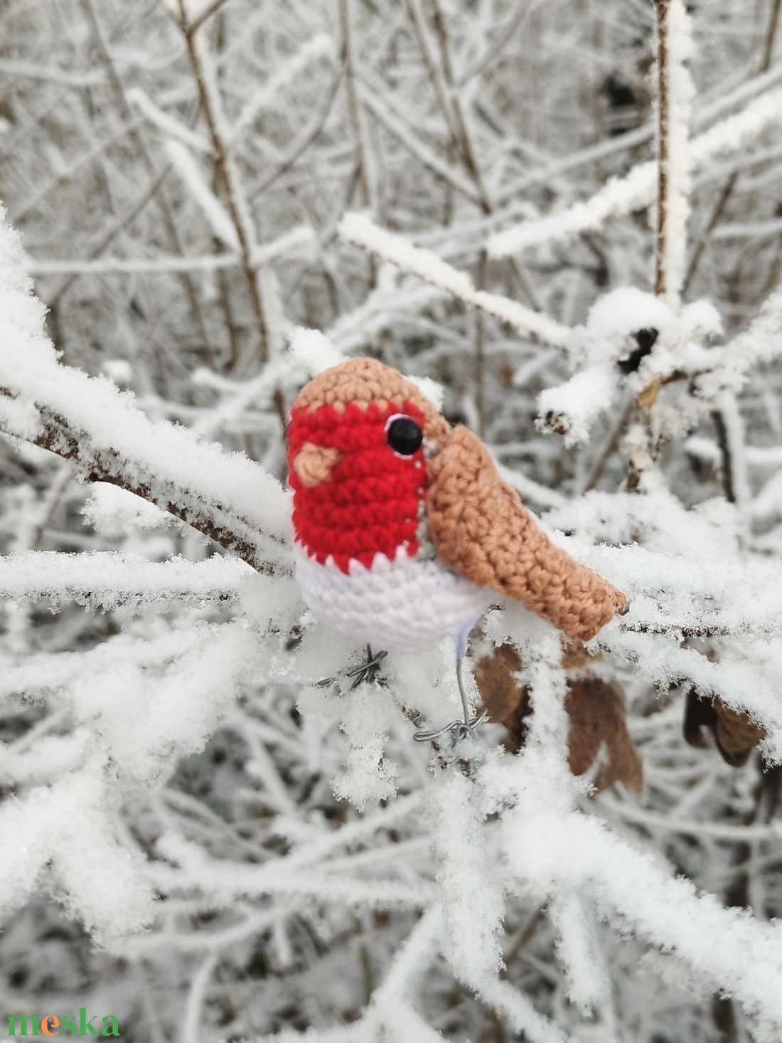 Amigurumi horgolt vörösbegy fém lábakkal - otthon & életmód - dekoráció - dísztárgy - Meska.hu