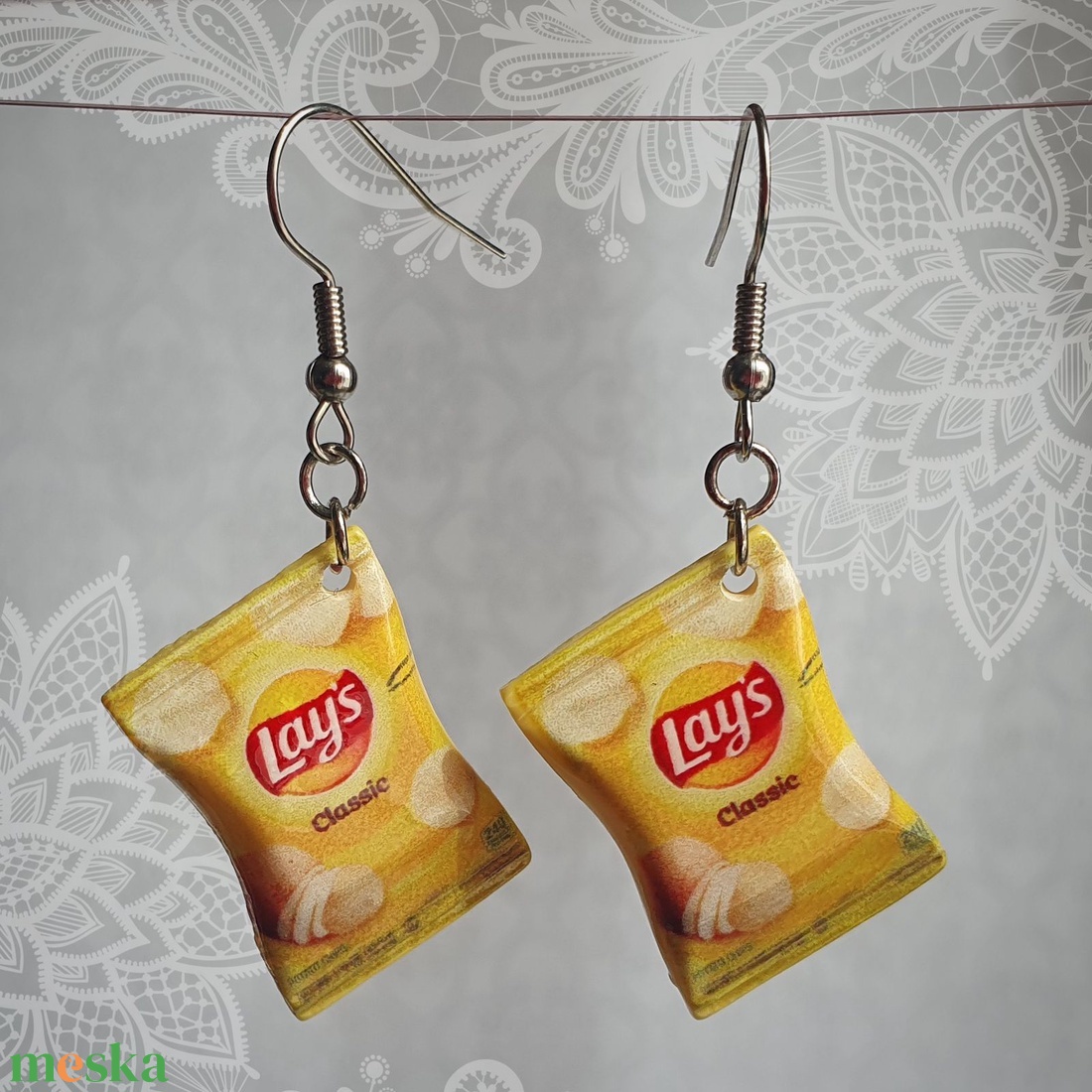 Beakasztós Lay's chips medálos fülbevaló - ékszer - fülbevaló - lógó fülbevaló - Meska.hu