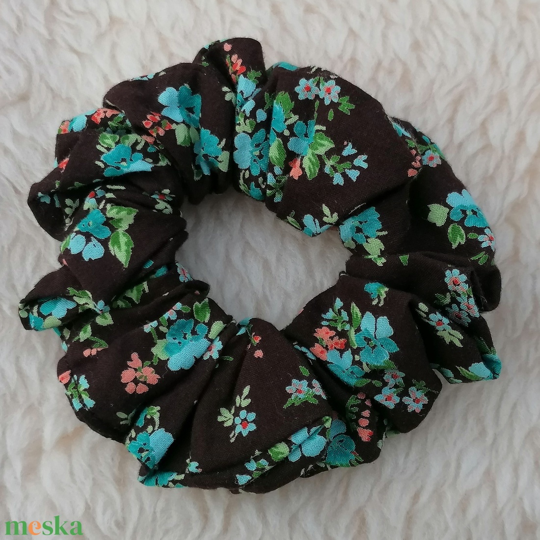 Virágmintás scrunchie  - ruha & divat - hajdísz & hajcsat - hajgumi - Meska.hu