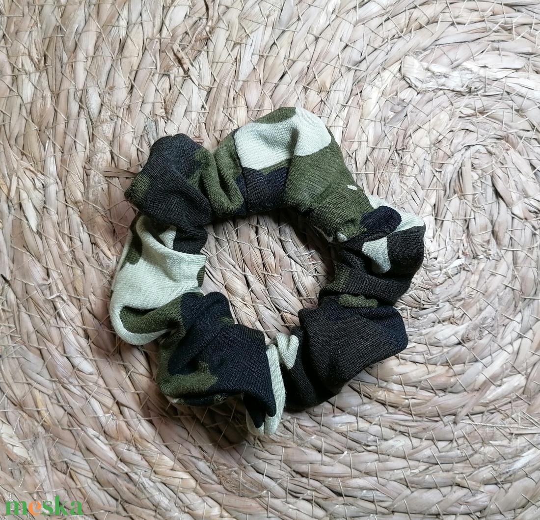 Terepmintás scrunchie - textil hajgumi - ruha & divat - hajdísz & hajcsat - hajgumi - Meska.hu