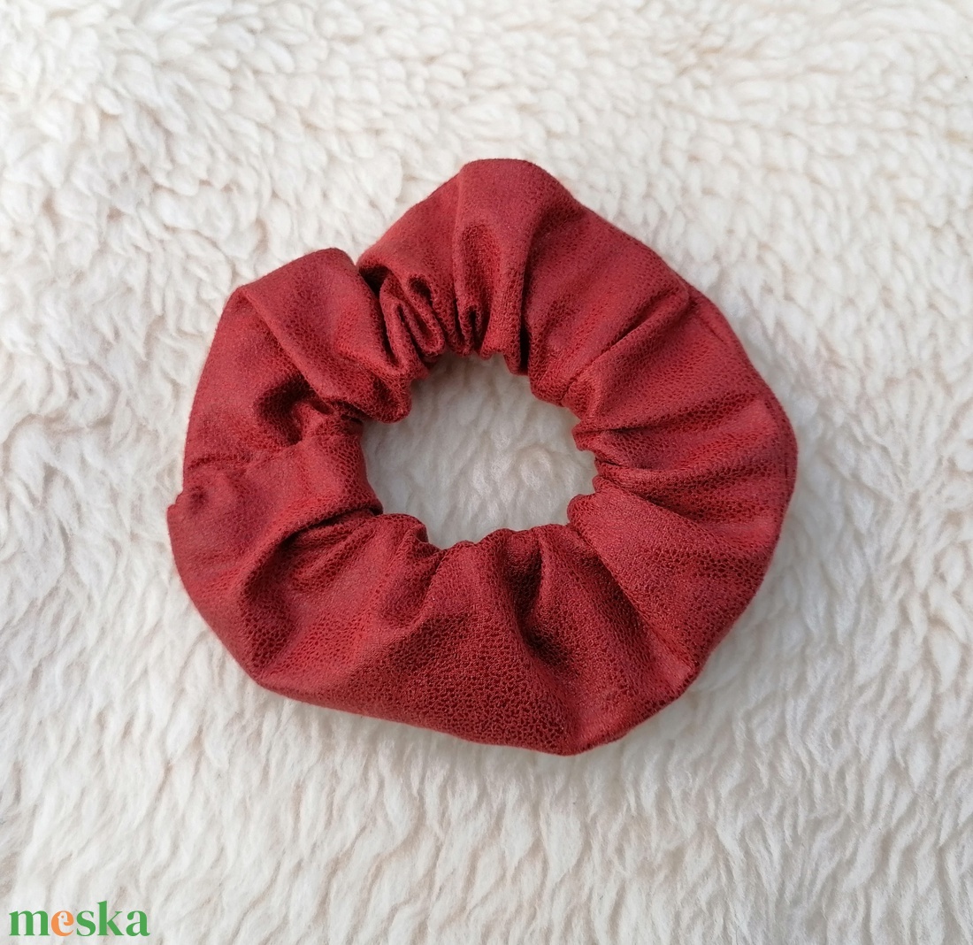 Téglaszínű művelúr scrunchie - textil hajgumi  - ruha & divat - hajdísz & hajcsat - hajgumi - Meska.hu