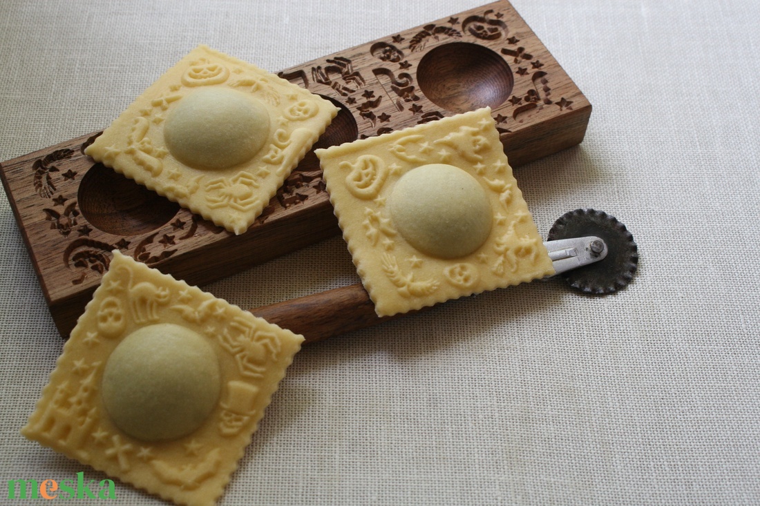 Ravioli mintázófa (halloween) - otthon & életmód - konyhafelszerelés, tálalás - sütés, főzés - vágódeszka - Meska.hu