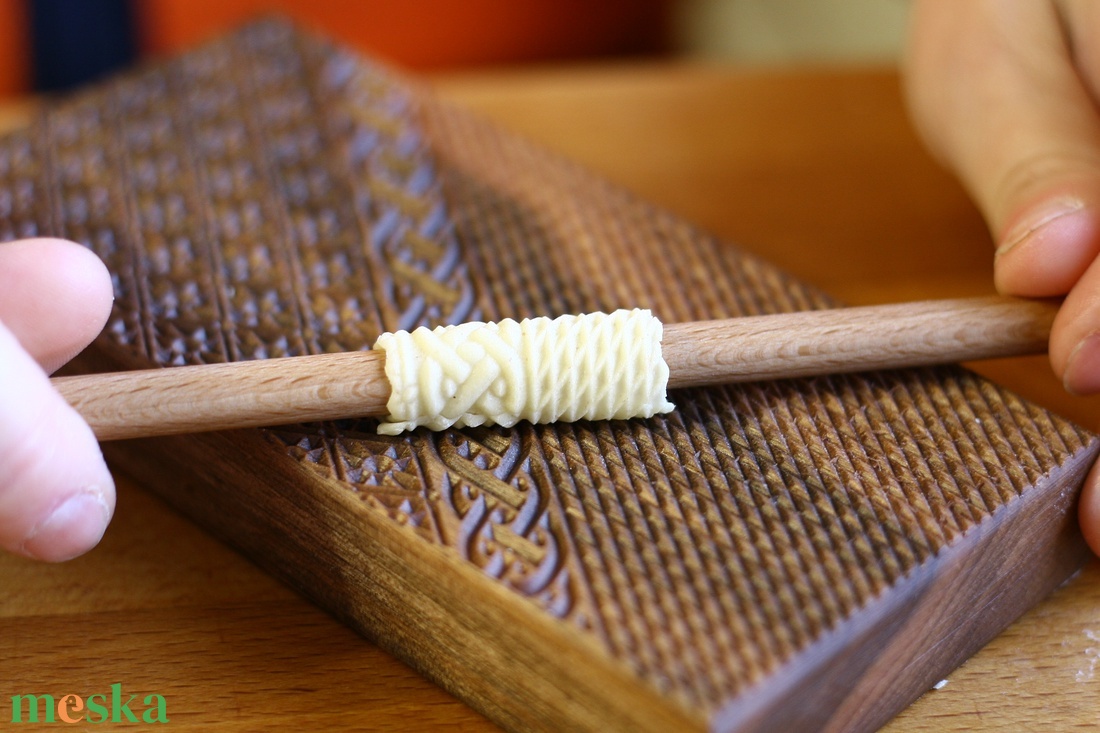 Garganelli, gnocchi mintázófa (fonatos) - otthon & életmód - konyhafelszerelés, tálalás - sütés, főzés - vágódeszka - Meska.hu