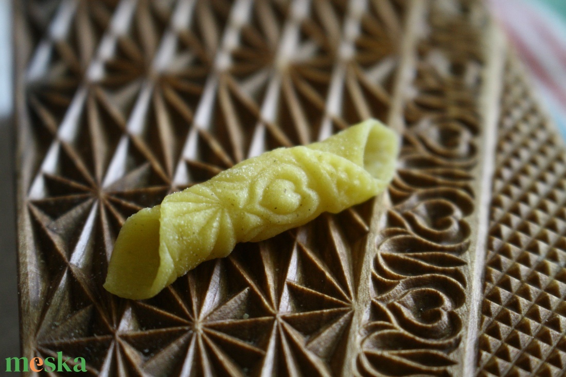 Garganelli, gnocchi mintázófa (tulipános szíves) - otthon & életmód - konyhafelszerelés, tálalás - sütés, főzés - vágódeszka - Meska.hu