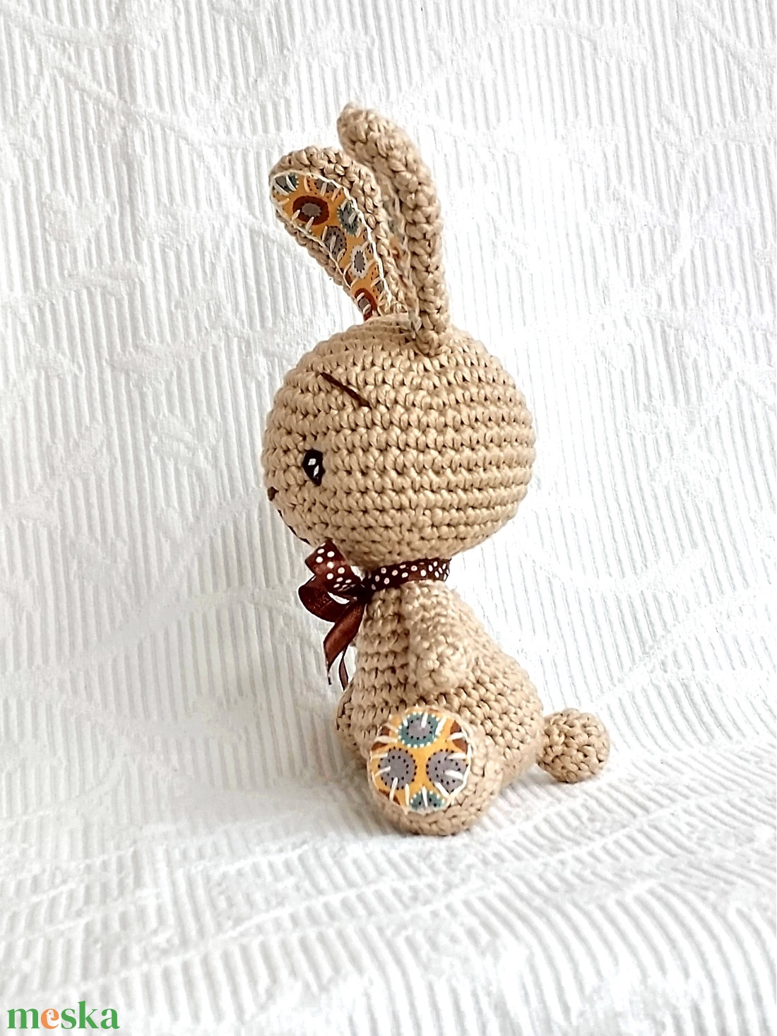 Nyuszi fiú -drapp - fehér fülekkel - pöttyes szalaggal - horgolt - amigurumi- marokállat - játék & sport - plüssállat & játékfigura - nyuszi - Meska.hu