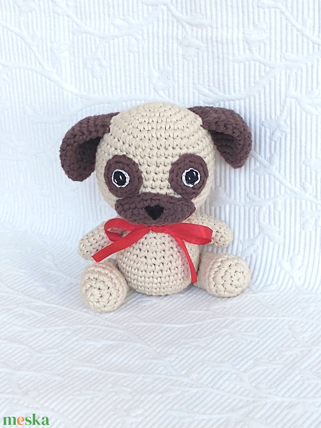  Egyedi - horgolt - Mopsz kutya - piros szalagos - amigurumi marokfigura - játék & sport - plüssállat & játékfigura - kutya - Meska.hu