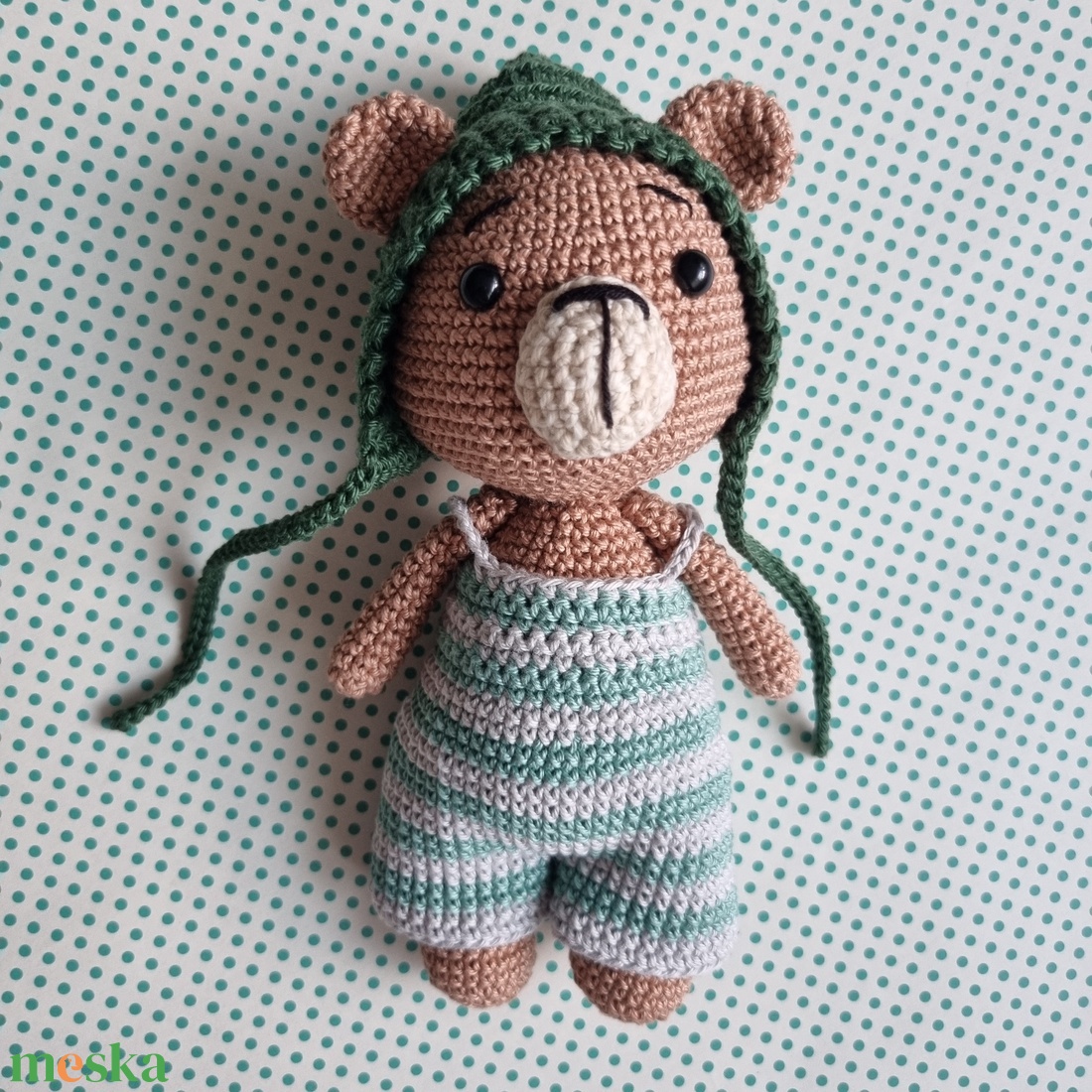 Horgolt maci zöld sapkában amigurumi - játék & sport - plüssállat & játékfigura - maci - Meska.hu