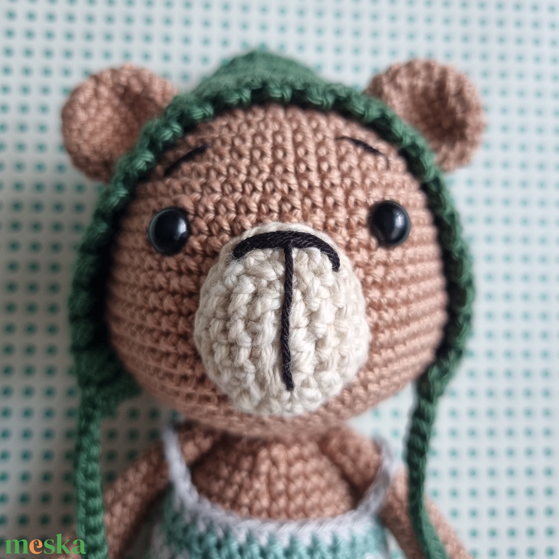 Horgolt maci zöld sapkában amigurumi - játék & sport - plüssállat & játékfigura - maci - Meska.hu