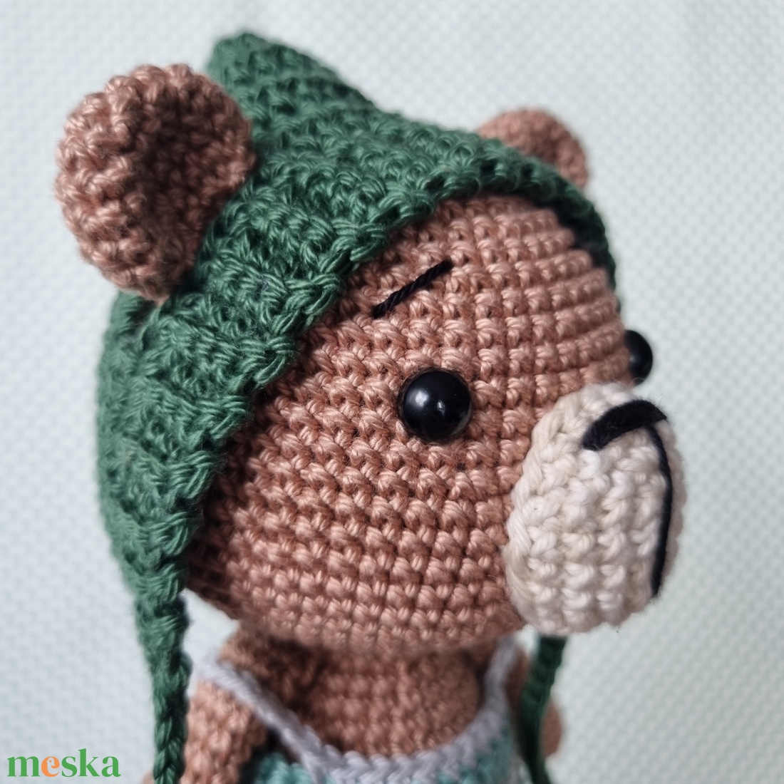 Horgolt maci zöld sapkában amigurumi - játék & sport - plüssállat & játékfigura - maci - Meska.hu