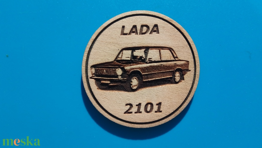 Lada 2101 mintás hűtőmágnes. Ladás gravírozás. (Az autó eredeti szine: piros.) - otthon & életmód - konyhafelszerelés, tálalás - konyhai dekoráció - hűtőmágnes - Meska.hu