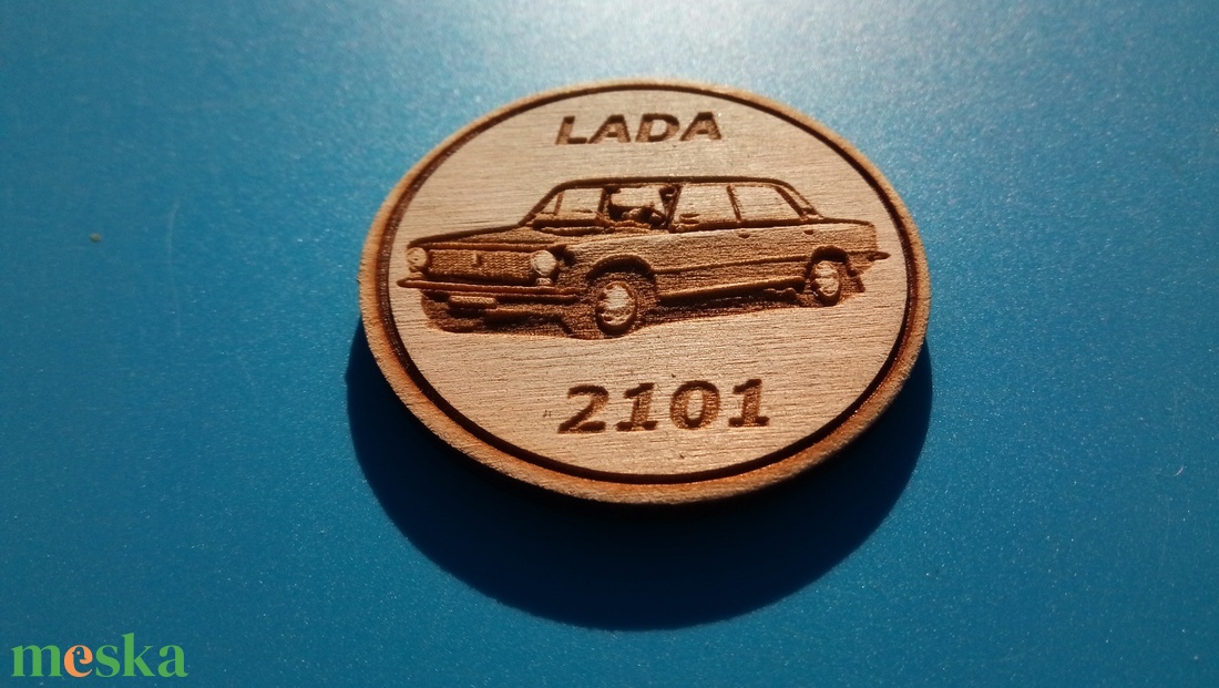 Lada 2101 mintás hűtőmágnes. Ladás gravírozás. (Az autó eredeti szine: piros.) - otthon & életmód - konyhafelszerelés, tálalás - konyhai dekoráció - hűtőmágnes - Meska.hu