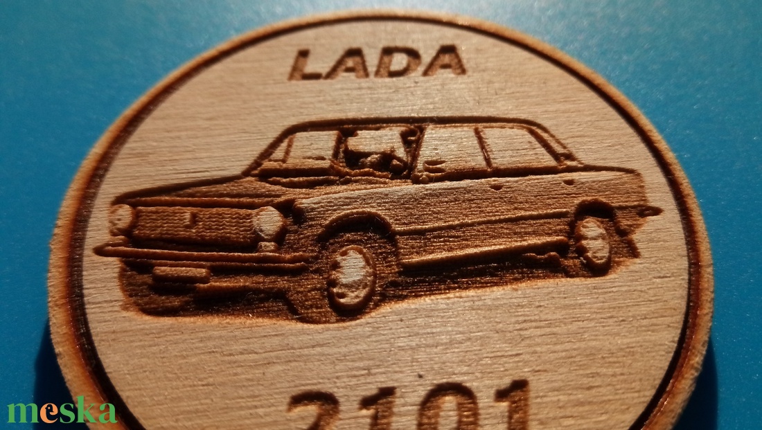 Lada 2101 mintás hűtőmágnes. Ladás gravírozás. (Az autó eredeti szine: piros.) - otthon & életmód - konyhafelszerelés, tálalás - konyhai dekoráció - hűtőmágnes - Meska.hu