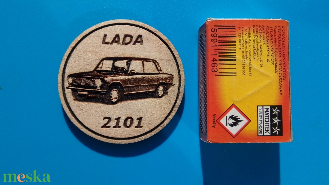 Lada 2101 mintás hűtőmágnes. Ladás gravírozás. (Az autó eredeti szine: piros.) - otthon & életmód - konyhafelszerelés, tálalás - konyhai dekoráció - hűtőmágnes - Meska.hu