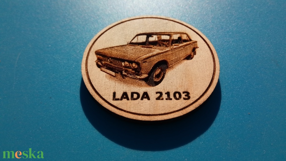 Lada 2103 mintás hűtőmágnes. Ladás gravírozás. - otthon & életmód - konyhafelszerelés, tálalás - konyhai dekoráció - hűtőmágnes - Meska.hu