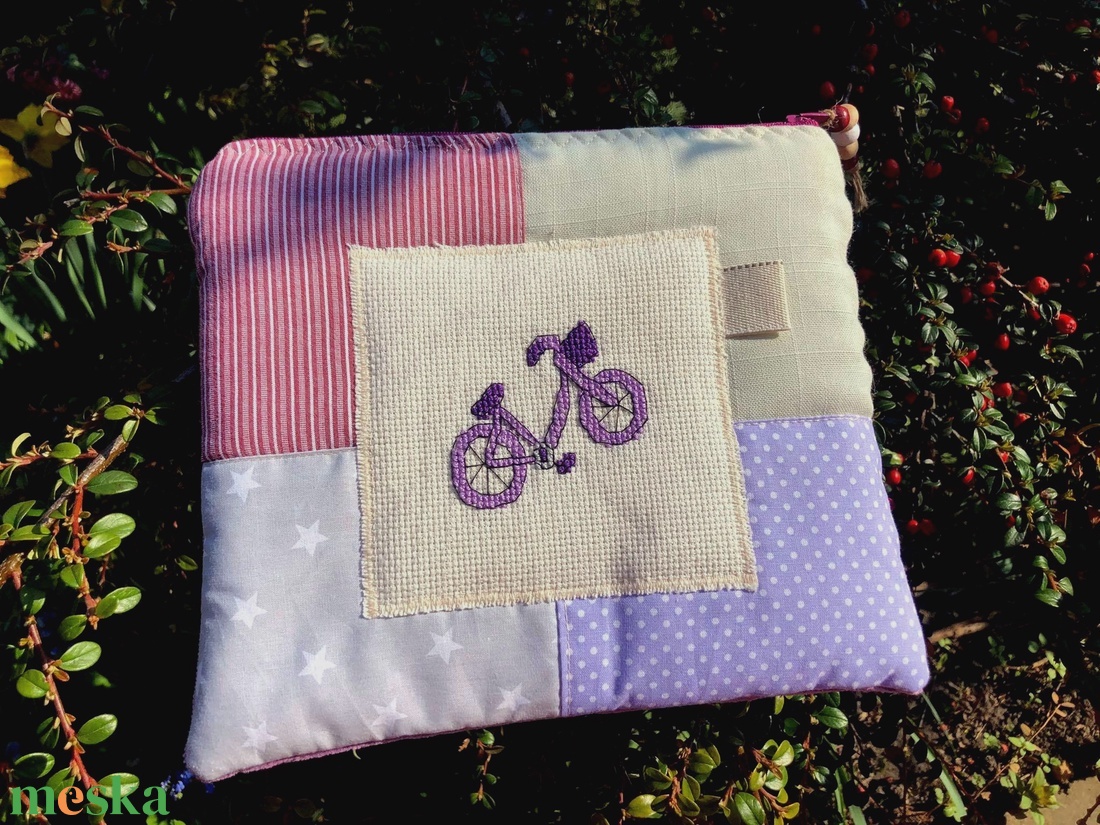 BIKE IN LILAC. Lila biciklis patchwork neszi vagy bármitartó - táska & tok - neszesszer - Meska.hu