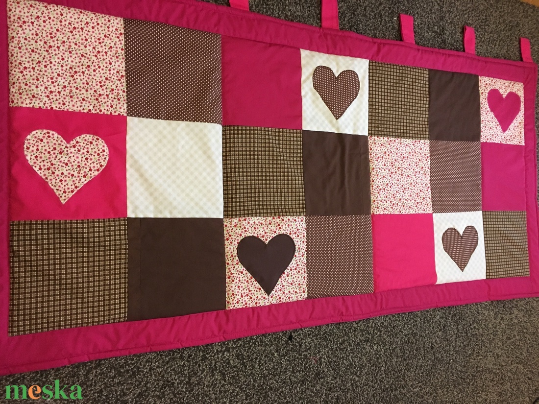  Patchwork falvédő, takaró pink-sötétbarna,  szívecske diszítéssel - otthon & életmód - babaszoba, gyerekszoba - falvédő gyerekszobába - Meska.hu