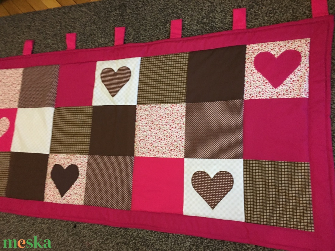  Patchwork falvédő, takaró pink-sötétbarna,  szívecske diszítéssel - otthon & életmód - babaszoba, gyerekszoba - falvédő gyerekszobába - Meska.hu