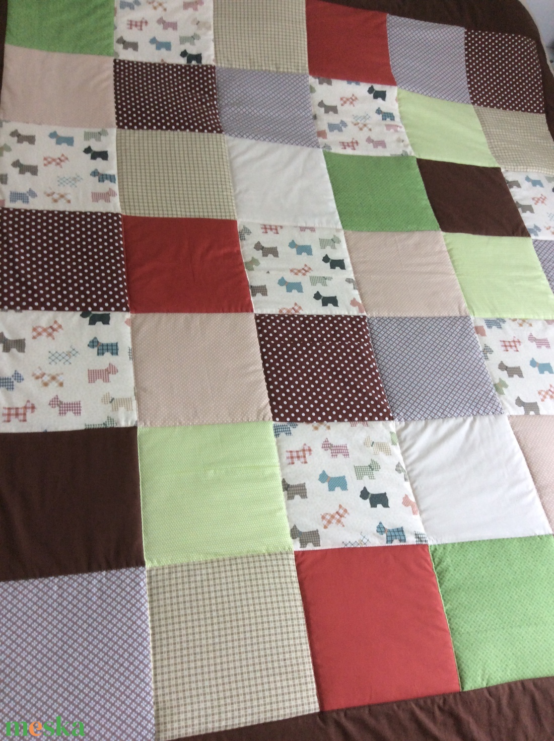 Zöld-barna  patchwork takaró kutya mintával falvédőnek is alk. - otthon & életmód - lakástextil - ágytakaró - Meska.hu