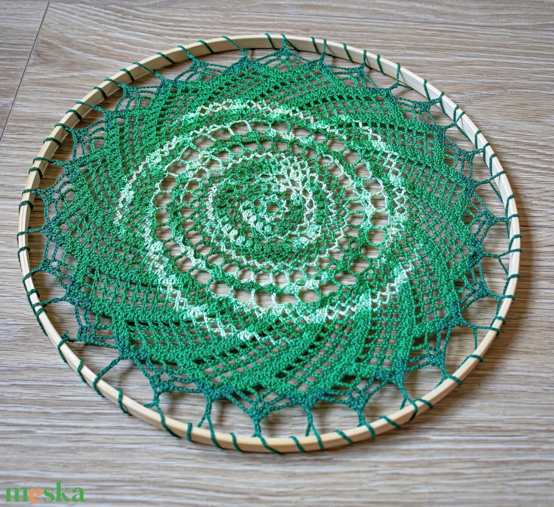 Zöld színátmenetes mandala 30 cm-es - otthon & életmód - dekoráció - ajtó- és ablak dekoráció - ablakdísz - Meska.hu