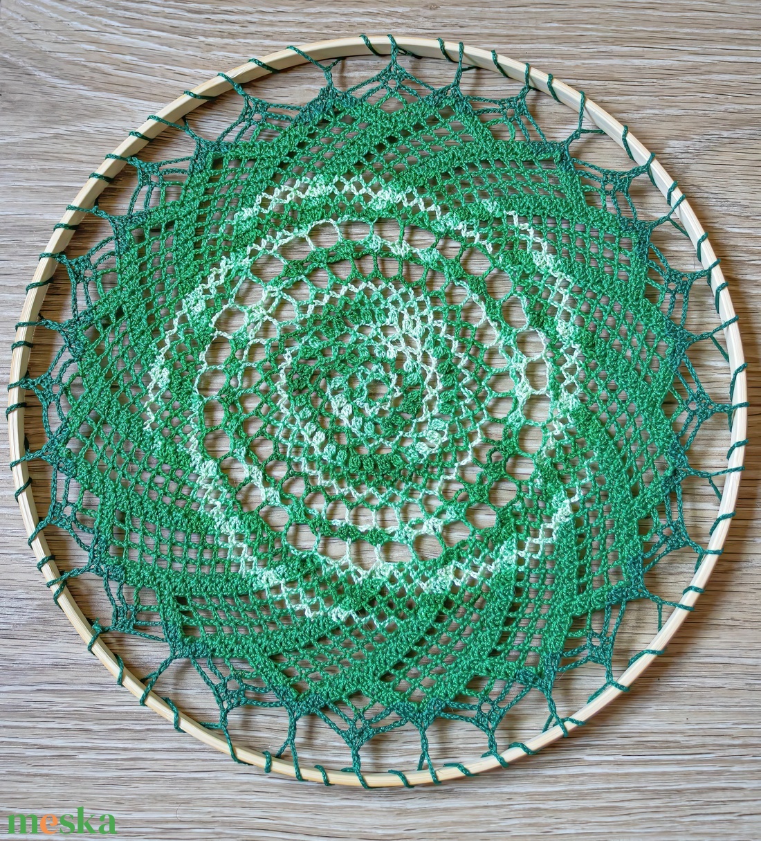 Zöld színátmenetes mandala 30 cm-es - otthon & életmód - dekoráció - ajtó- és ablak dekoráció - ablakdísz - Meska.hu