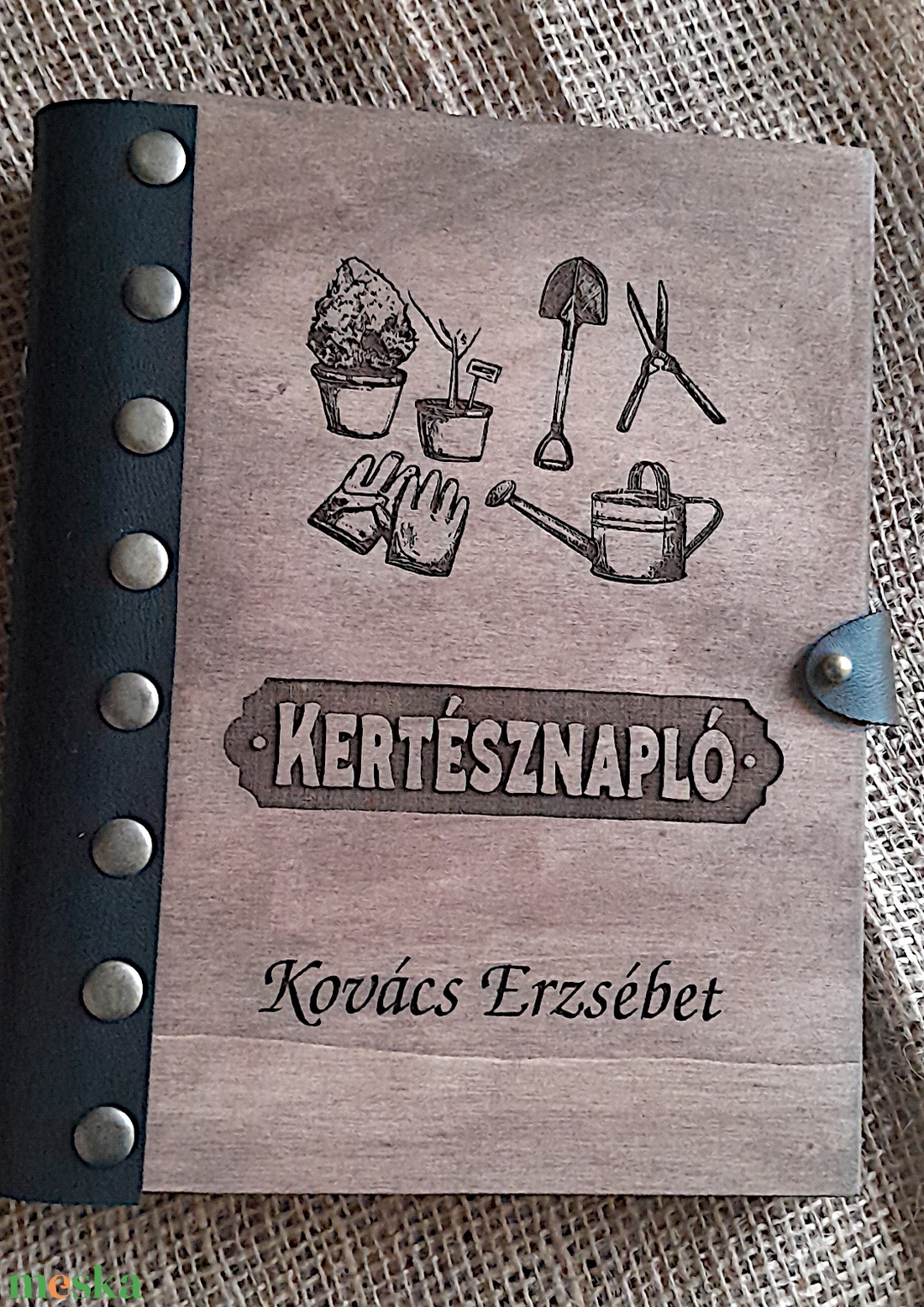 Egyedi, személyre szabott kertésznapló.Fedezd fel a kertészkedés örömét egy stílusos névre szóló napló társaságában! - otthon & életmód - ház & kert - növény & veteményes - Meska.hu