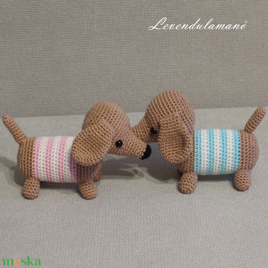 Horgolt tacskó kutya (kék csíkos) amigurumi - játék & sport - plüssállat & játékfigura - kutya - Meska.hu