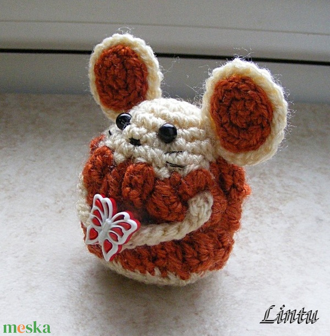 Horgolt egérke lepkével (amigurumi) - játék & sport - plüssállat & játékfigura - egér - Meska.hu