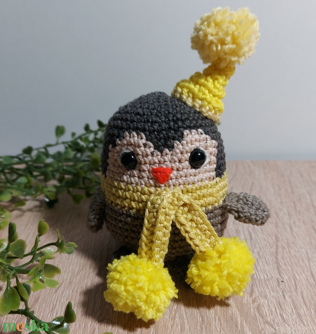 Horgolt Pingvin Sárga Sállal és Sapkával - Amigurumi - játék & sport - plüssállat & játékfigura - más figura - Meska.hu