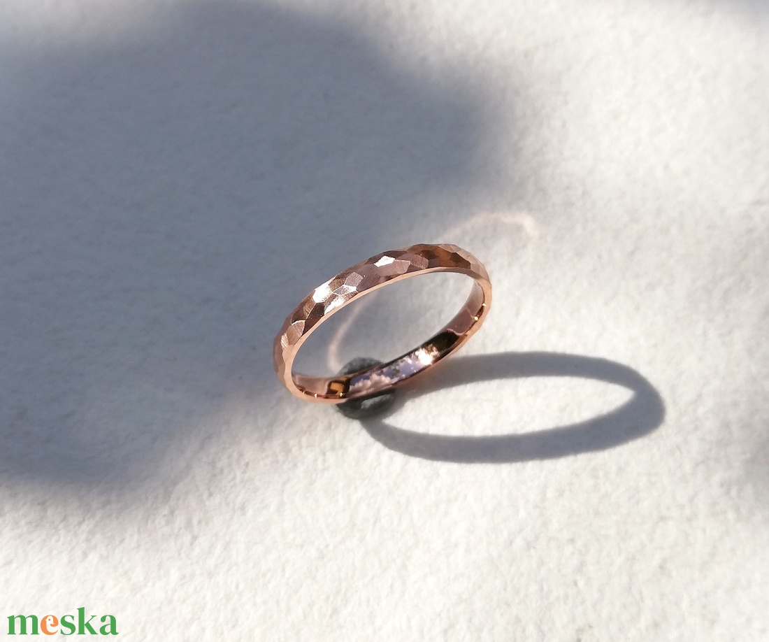   Apró sokszöges rosegold karikagyűrű (14 K) - esküvő - ékszer - karikagyűrű - Meska.hu