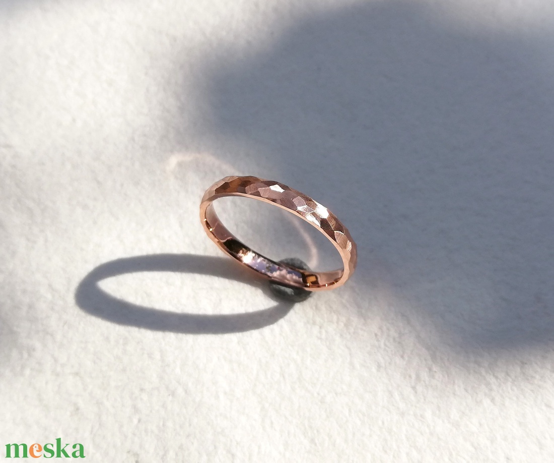   Apró sokszöges rosegold karikagyűrű (14 K) - esküvő - ékszer - karikagyűrű - Meska.hu