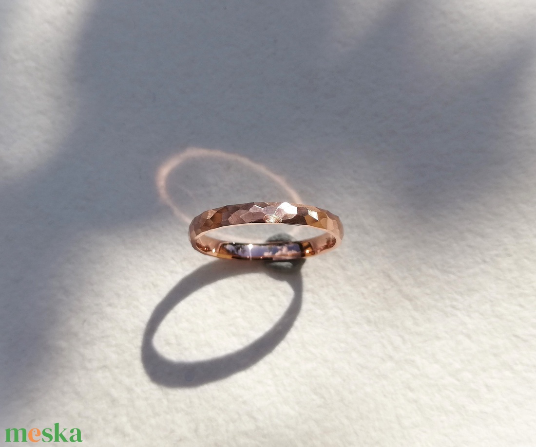   Apró sokszöges rosegold karikagyűrű (14 K) - esküvő - ékszer - karikagyűrű - Meska.hu